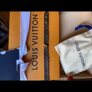 LOUIS VUITTON ESSENTIAL V BRACELET SIZE 15cm